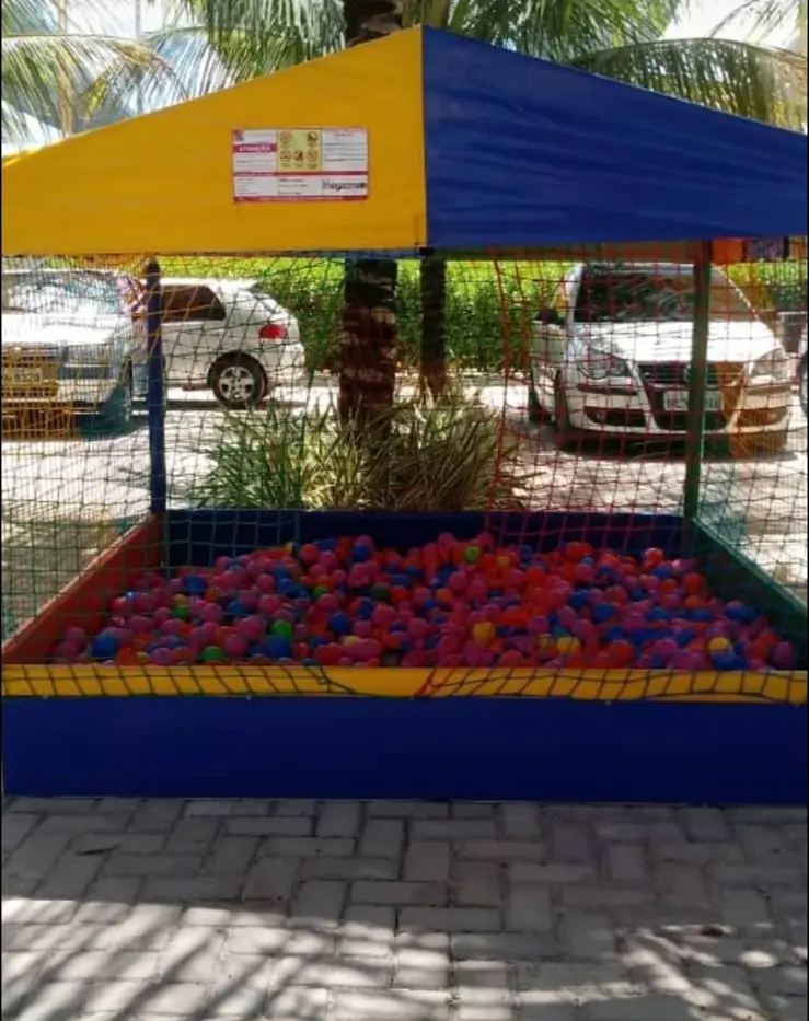 Festa e confraternização com piscina de bolinhas